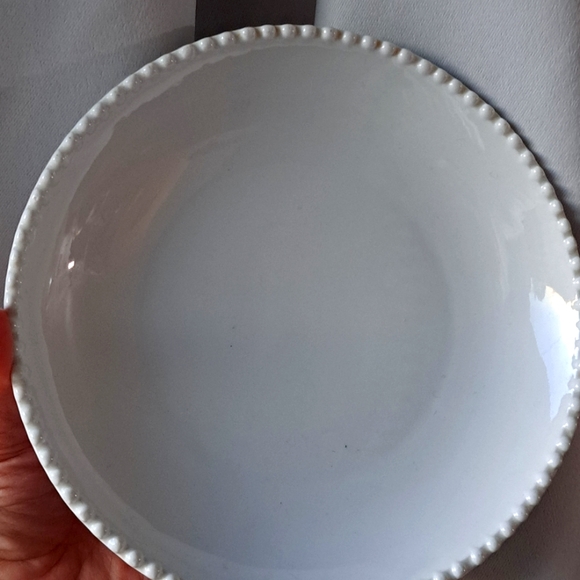 Palate and Plate 7" scalloped plate . Porcelain. White. - Picture 1 of 3